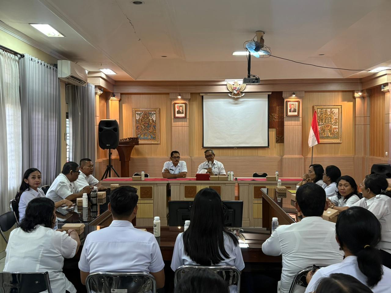 Rapat staf tutup Tahun 2025 di Pimpin langsung Camat Denpasar Barat I Wayan Yusswara , SSTP,M.Si 