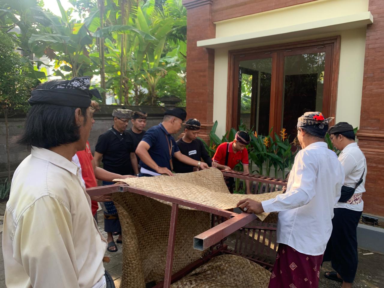 Seluruh Pegawai  Kecamatan Denpasar Barat Mereresik nyangra Puja Wali ring Padmasana nemonin Purnama Kapitu, rahina Saniscara, 3 Januari 2026
