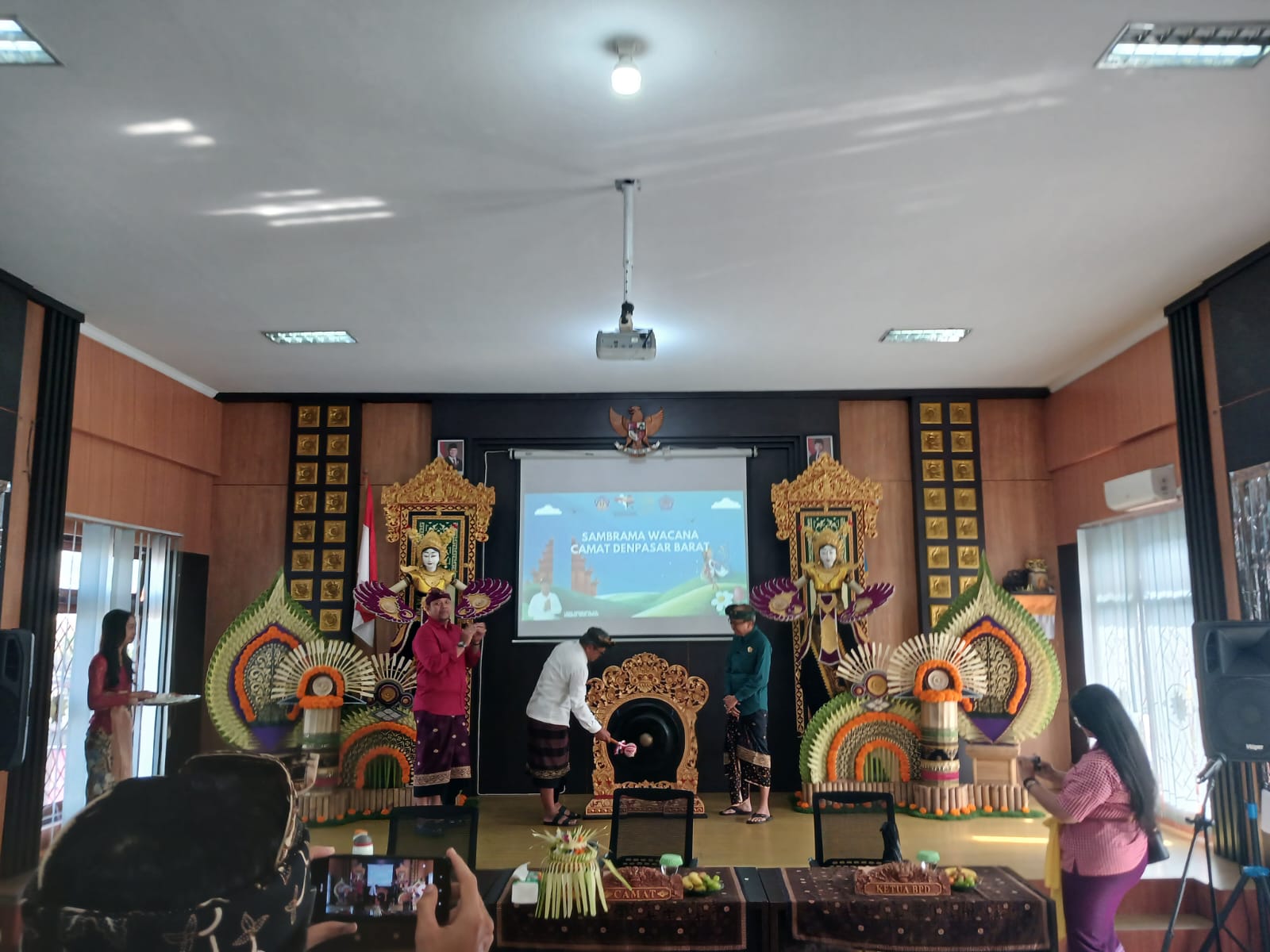 Camat Denpasar Barat I Wayan Yusswara , SSTP,M.Si Buka Perlombaan Bulan Bahasa Bali Desa Tegal Kertha 