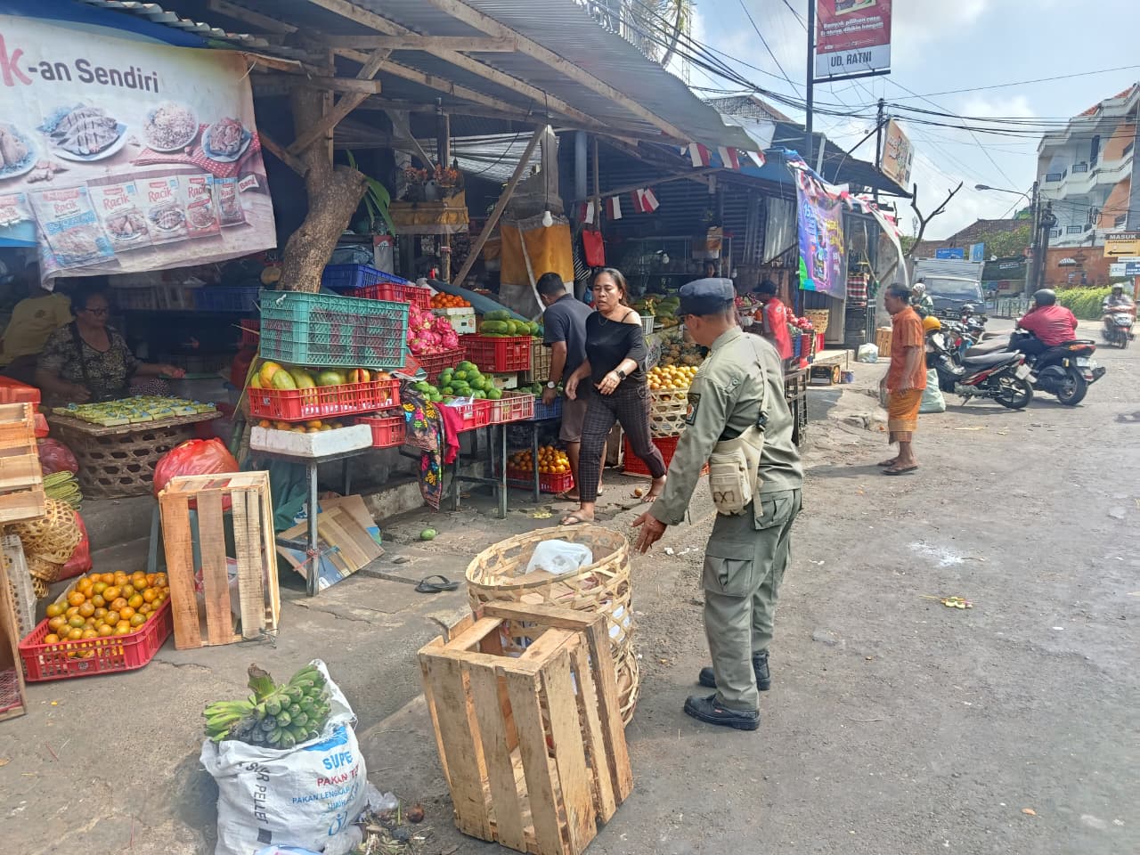 Patroli Wilayah, Satpol PP Cakra Denbar Pantau Aktivitas Pedagang di Trotoar Pasar Phula Kerti